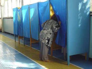 Жители Украины больше доверяют местным избиркомам, а не ЦИК – опрос