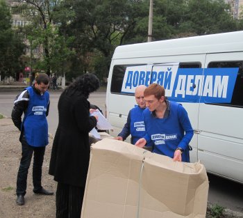 Геннадий Труханов помог инвалидам получить новые коляски на дому