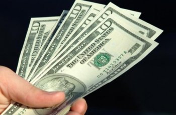 Жители Украины начали хранить сбережения в долларах