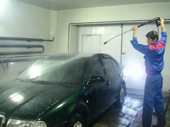 Человек по имени Сурен украл деньги из автомойки, потом долго убегал от мойщиков