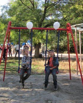 По инициативе Геннадия Труханова в Суворовском районе открылись еще 2 детские площадки