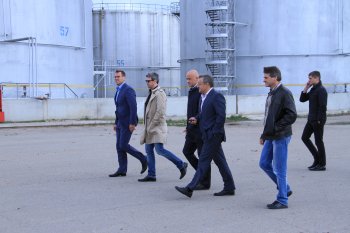 Геннадий Труханов проконтролировал установку понтонов на нефтеперевалочном предприятии