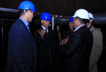 Геннадий Труханов проконтролировал установку понтонов на нефтеперевалочном предприятии