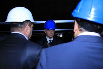 Геннадий Труханов проконтролировал установку понтонов на нефтеперевалочном предприятии