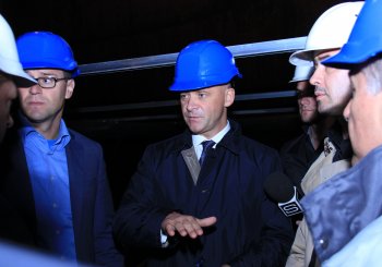 Геннадий Труханов проконтролировал установку понтонов на нефтеперевалочном предприятии