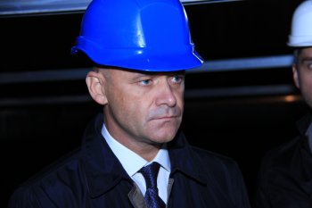 Геннадий Труханов проконтролировал установку понтонов на нефтеперевалочном предприятии