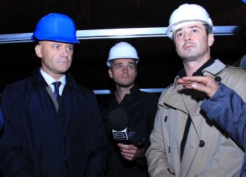 Геннадий Труханов проконтролировал установку понтонов на нефтеперевалочном предприятии
