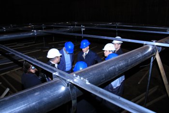 Геннадий Труханов проконтролировал установку понтонов на нефтеперевалочном предприятии