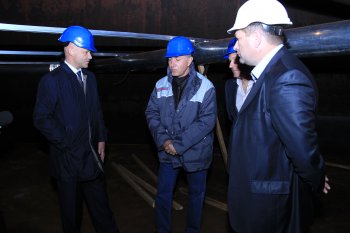 Геннадий Труханов проконтролировал установку понтонов на нефтеперевалочном предприятии