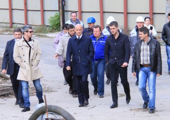 Геннадий Труханов проконтролировал установку понтонов на нефтеперевалочном предприятии