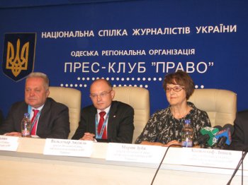 Международные наблюдатели уже сегодня пристально следят за Украиной
