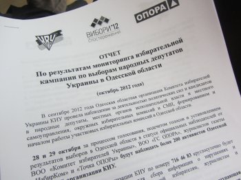 Октябрьские "тренды" избирательной кампании: VIP-агитаторы, встречи во дворах и на полях и приз за "лучшее" голосование