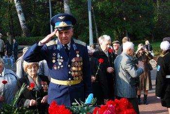 Одесситы празднуют 68-ю годовщину освобождения Украины от фашистских захватчиков