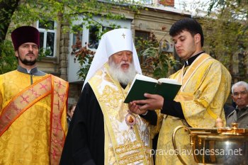 Освящен  поклонный крест в сквере Паустовского
