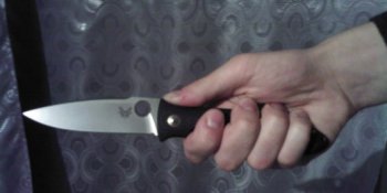 Житель села Приморское пригласил девушку на ужин и вонзил ей нож в живот