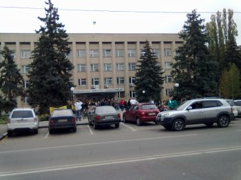 Под зданием Малиновской райадминистрации появился палаточный городок (фото)