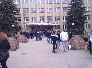 Под зданием Малиновской райадминистрации появился палаточный городок (фото)