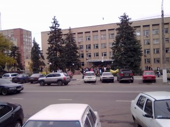 Под зданием Малиновской райадминистрации появился палаточный городок (фото)