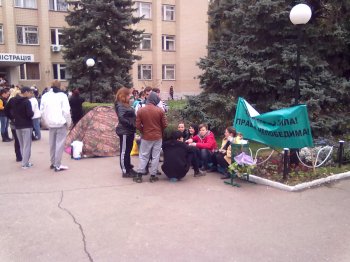 Под зданием Малиновской райадминистрации появился палаточный городок (фото)