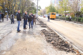 Геннадий Труханов ломает стереотипы: выборы закончились, а дорогу на улице Героев Сталинграда ремонтируют