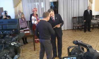 Губернатор поздравил работников телевидения и связи, и...  произвел журналиста в звание заслуженного