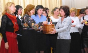 Какой смысл скрыт в яблоке Елены Павловой победителям конкурса «Классный руководитель года»?