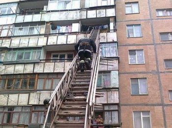 Спасатели вытащили 2-х летнего ребенка и передали его матери