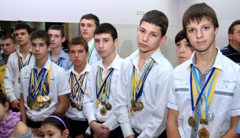 Украинской Национальной федерации таиландского бокса подарили миллион гривен и двухкомнатную квартиру