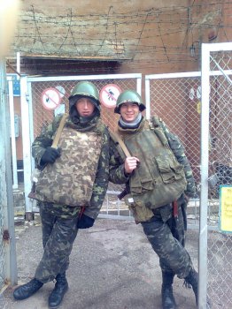 Способна ли армия себя защитить? Старик и подросток вынесли дверь воинской части