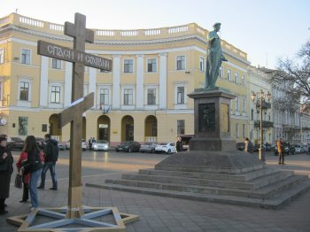 В Одессе на Потемкинской лестнице у Дюка установлена Царская голгофа
