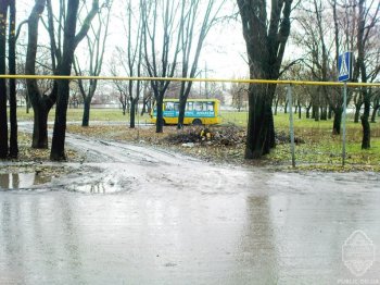 На одной из улиц Одессы дерево упало на трубу газопровода: возможна утечка газа