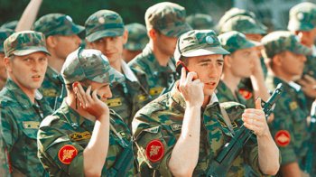 Одесские военные подшивают воротнички и красят траву
