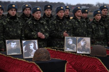 На 412-ой батарее захоронили еще 42 воина Красной Армии