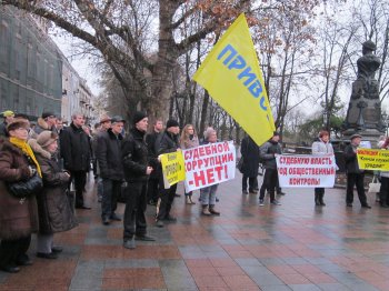 Около 3-х десятков предпринимателей «Привоза» сегодня митинговали