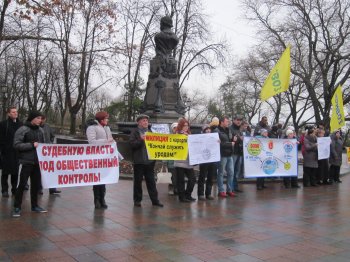 Около 3-х десятков предпринимателей «Привоза» сегодня митинговали