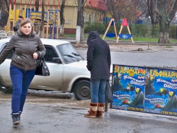 Сломанные зонтики, мокрая одежда и обувь  - в Одессе дождь