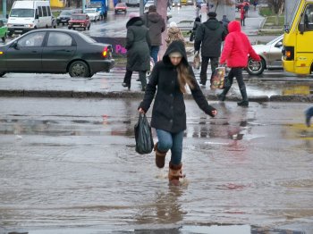 Сломанные зонтики, мокрая одежда и обувь  - в Одессе дождь