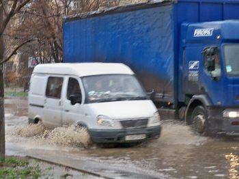Сломанные зонтики, мокрая одежда и обувь  - в Одессе дождь