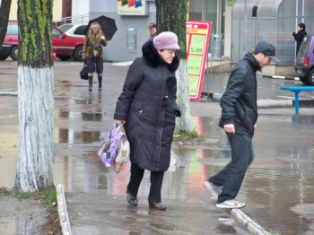 Сломанные зонтики, мокрая одежда и обувь  - в Одессе дождь