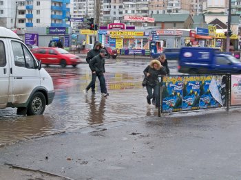 Сломанные зонтики, мокрая одежда и обувь  - в Одессе дождь
