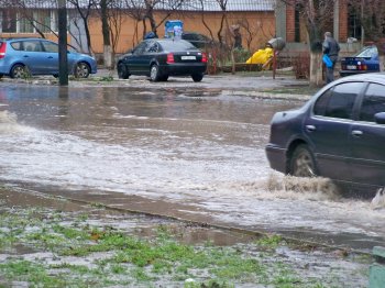 Сломанные зонтики, мокрая одежда и обувь  - в Одессе дождь