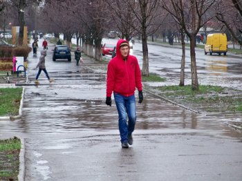 Сломанные зонтики, мокрая одежда и обувь  - в Одессе дождь