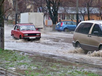 Сломанные зонтики, мокрая одежда и обувь  - в Одессе дождь