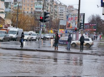 Сломанные зонтики, мокрая одежда и обувь  - в Одессе дождь