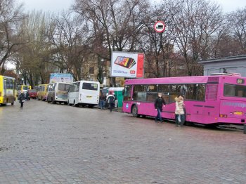 Украшение центра Одессы - огромные ямы