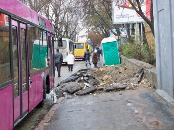 Украшение центра Одессы - огромные ямы