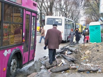 Украшение центра Одессы - огромные ямы