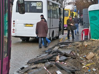 Украшение центра Одессы - огромные ямы