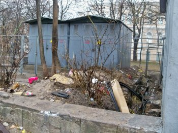 Украшение центра Одессы - огромные ямы