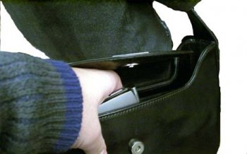 Человек по имени Борис крал телефоны и деньги